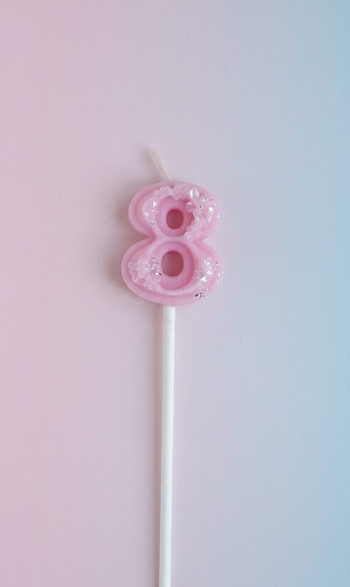 Dabīgā vaska kūku toperis-svecīte ar ciparu "8"